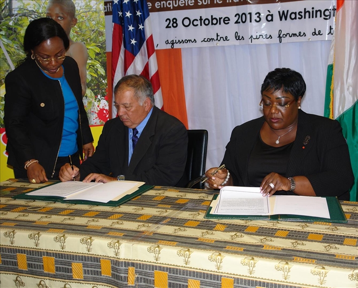 Sous l’égide de la première Dame, Dominique Ouattara: la Côte d’Ivoire signe un accord avec l’université de Tulane pour lutter contre la traite des enfants